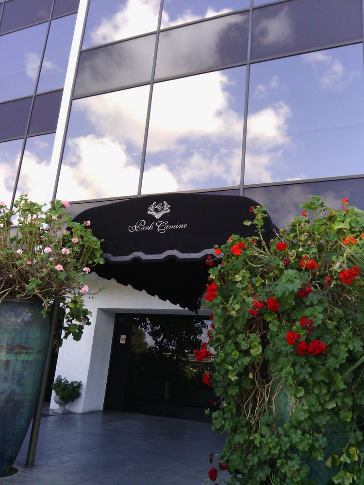 Plaza level, front of building, great exposure off lobby, private bathroom.